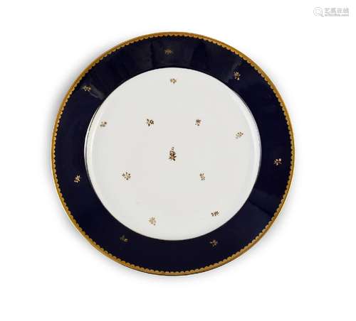 ASSIETTE EN PORCELAINE DURE.<br />
Manufacture nationale, Sè...