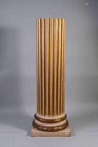 GRANDE COLONNE DE SALON.<br />
En bois sculpté et peint de c...