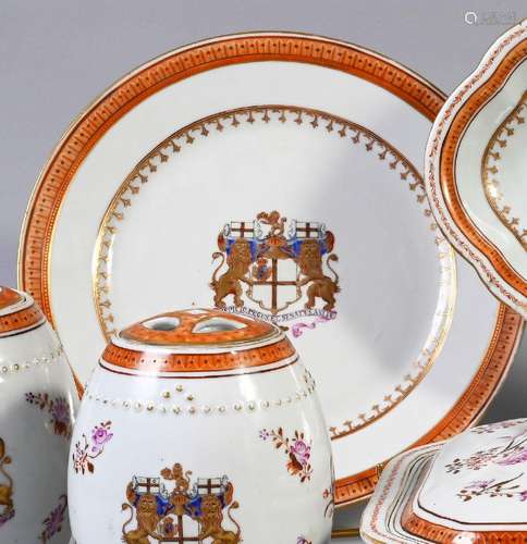 PAIRE D\'ASSIETTES EN PORCELAINE.<br />
Chine, pour l\'expor...