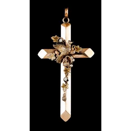 A pendant cross