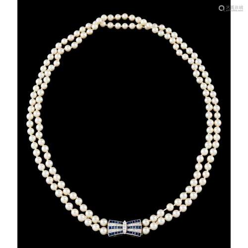 A pearl necklace