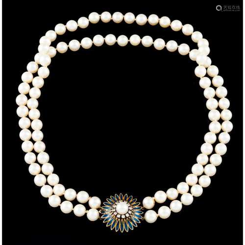 A pearl necklace