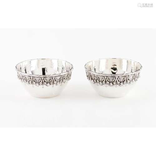 A pair of fingerbowls