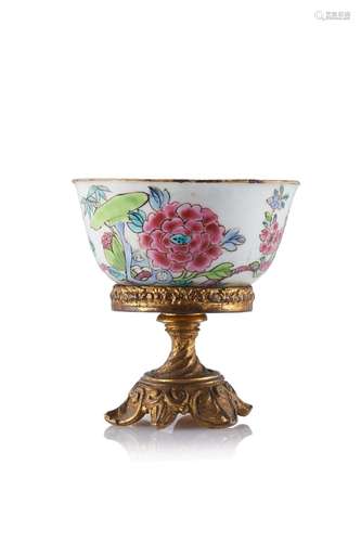 A famille rose porcelain cup on a gilt bronze base (defects)...