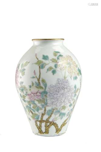 A famille rose porcelain ovoid vase with floral decoration (...