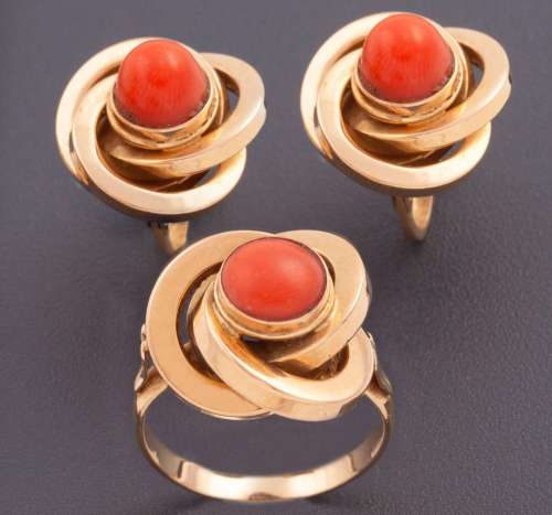 SET OF EARRINGS AND RING WITH CENTRAL CORALS IN 18 kt_ GOLD<...