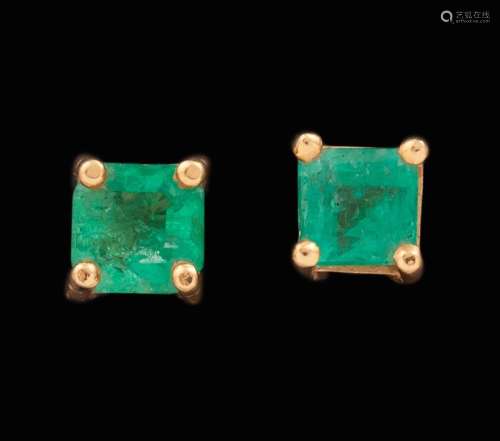 EARRINGS WITH EMERALDS IN 18KT YELLOW GOLD _<br />
pair of e...