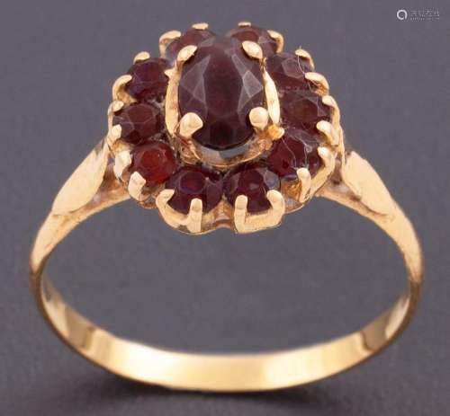 ROSETTE RING WITH GARNETS IN 18KT GOLD _<br />
ring made in ...