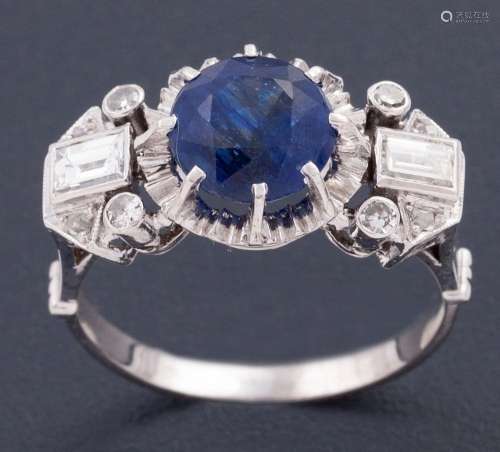 RING MADE IN 18 KT GOLD WITH SAPPHIRE AND DIAMONDS _<br />
a...