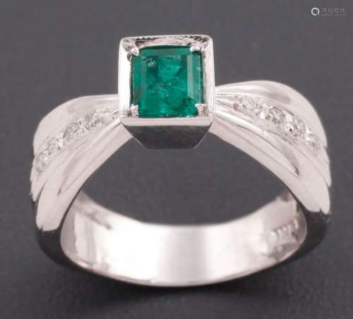 RING IN 18KT GOLD WITH EMERALD AND DIAMOND _<br />
ring in 1...