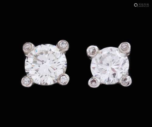PAIR OF DIAMOND SLEEPERS IN 18 KT_ GOLD<br />
made in 18 kt ...