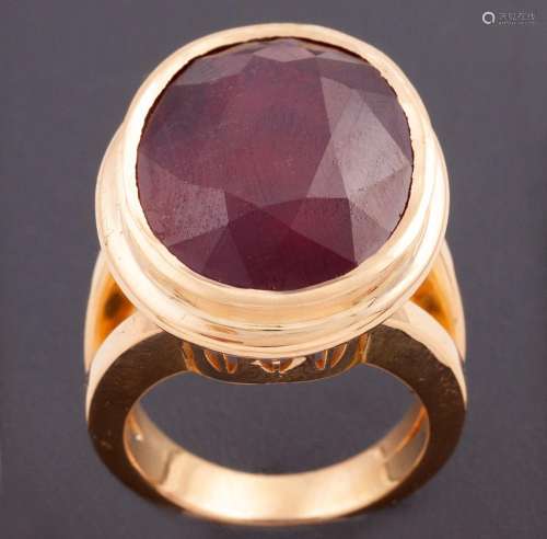 RING MADE IN 18 CARAT GOLD WITH CENTRAL RUBY _<br />
ring ma...