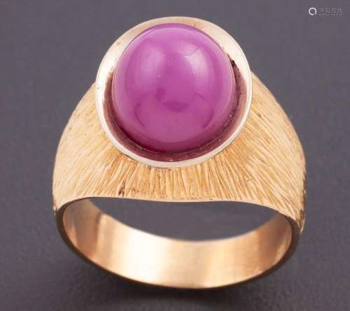 RING WITH STAR RUBY IN 18 KT YELLOW GOLD _<br />
ring made i...