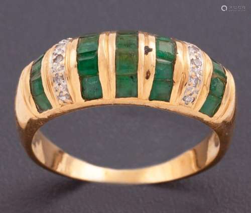 RING WITH DIAMONDS AND EMERALDS IN 18 KT YELLOW GOLD_.<br />...