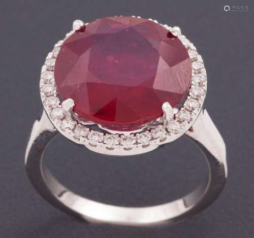 RING MADE IN 18 KT GOLD WITH RUBY AND DIAMONDS _<br />
elega...