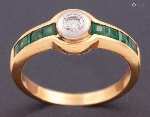 SOLITAIRE ACCOMPANIED BY EMERALDS AND DIAMOND IN 18 KT YELLO...