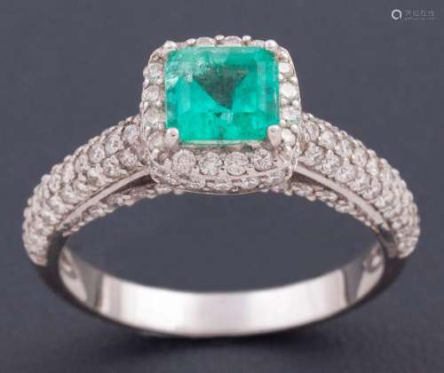 RING WITH A CENTRAL EMERALD SURROUNDED BY A BORDER OF DIAMON...