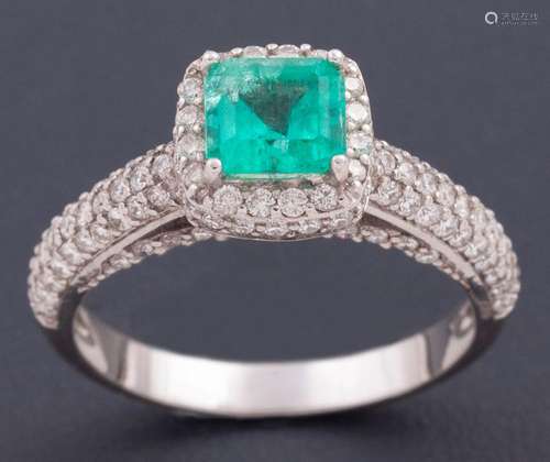 RING WITH A CENTRAL EMERALD SURROUNDED BY A BORDER OF DIAMON...