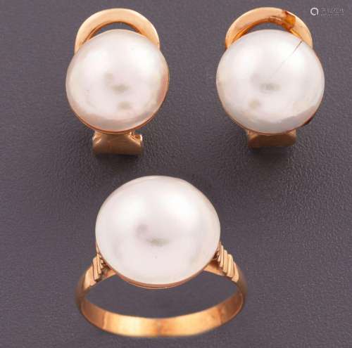 SET OF EARRINGS AND RING WITH CENTRAL PEARL IN 18 KT YELLOW ...