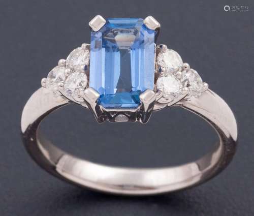 RING MADE IN 18 KT GOLD WITH SAPPHIRE AND DIAMONDS _<br />
e...