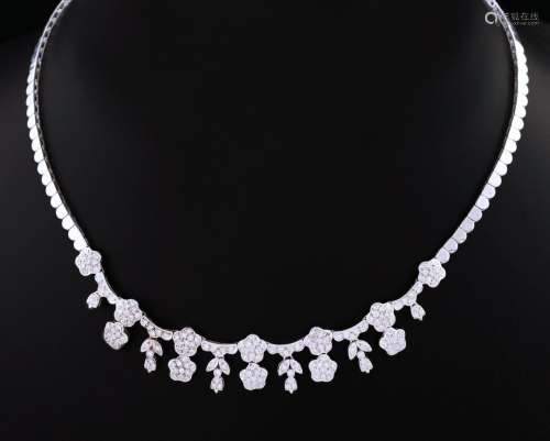 NECKLACE WITH FLORAL MOTIFS COMPOSED OF DIAMONDS IN 18 KT GO...