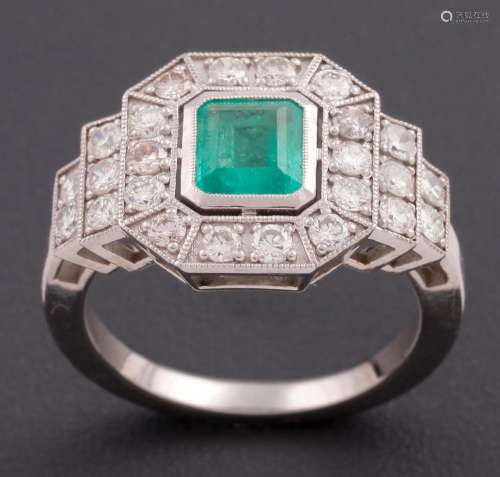RING MADE IN 18KT GOLD WITH CENTRAL EMERALD AND DIAMONDS _<b...