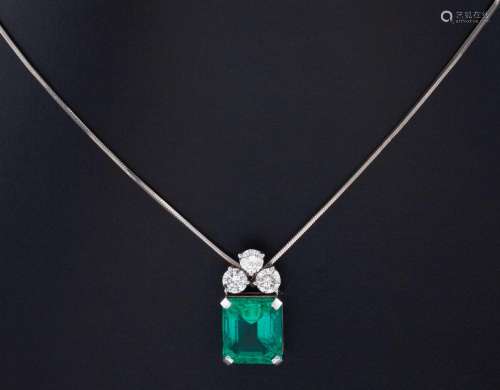 NECKLACE ON 18 CARAT GOLD CHAIN WITH EMERALD AND DIAMONDS _<...