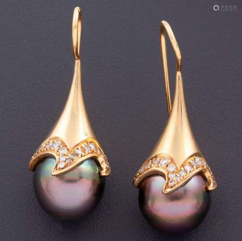 PAIR OF 18 KT GOLD PENDANT EARRINGS WITH TAHITI PEARLS EMBED...