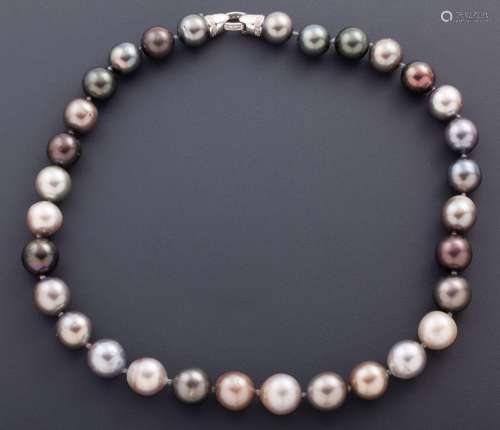 NECKLACE WITH PEARLS AND DIAMONDS _<br />
elegant south sea ...