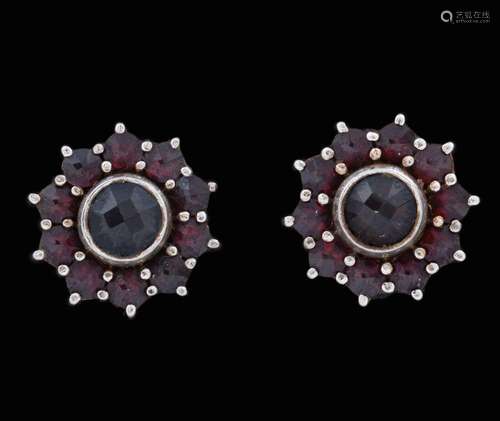 ROSETTE EARRINGS WITH GARNETS IN STERLING SILVER _<br />
ear...