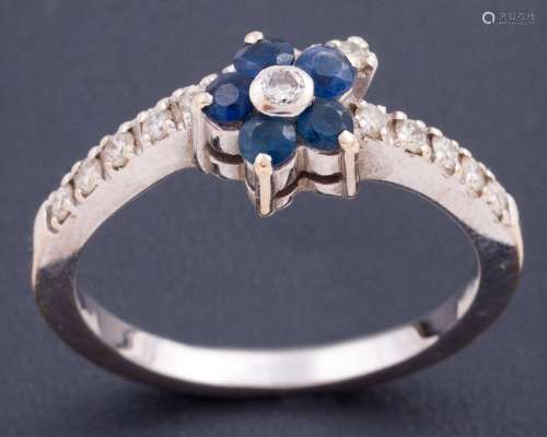 FLOWER RING IN SAPPHIRES AND ACCOMPANIED BY DIAMONDS IN GOLD...