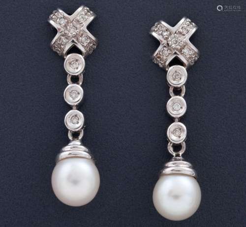 EARRINGS MADE IN 18 KT GOLD WITH PEARL_.<br />
Pair of earri...