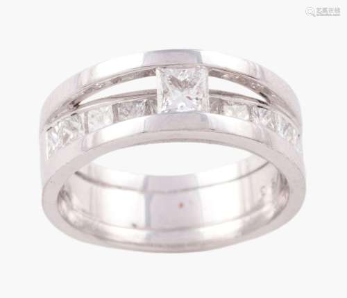 RING WITH PRINCESS CUT DIAMONDS IN GOLD 18 KT_.<br />
Made i...