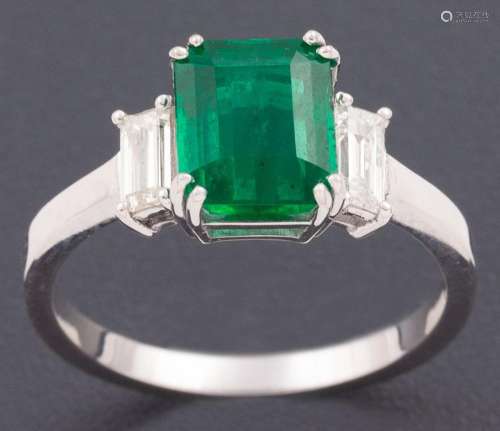 RING IN 18 KT GOLD WITH DIAMONDS AND EMERALD _<br />
elegant...
