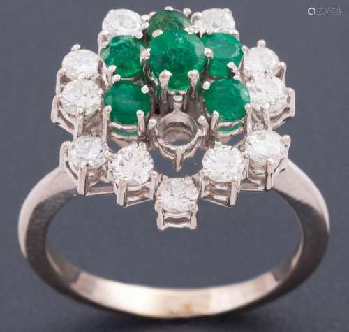 ROSETTE STYLE RING COMPOSED OF EMERALDS AND DIAMONDS IN 18 K...