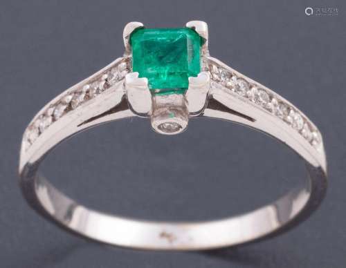 RING WITH CENTRAL EMERALD ACCOMPANIED BY DIAMONDS IN GOLD 18...