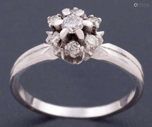 ROSETTE TYPE RING WITH DIAMONDS IN 18 KT GOLD_.<br />
Rosett...