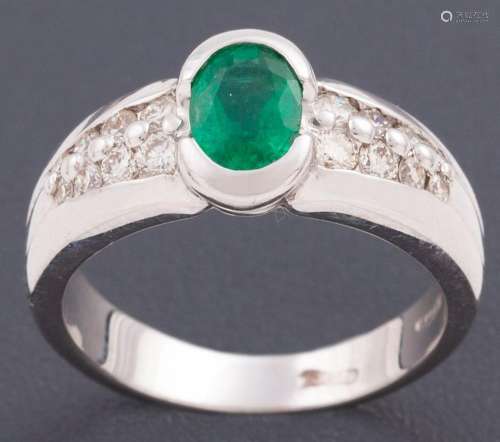 RING MADE IN 18 KT GOLD WITH CENTRAL EMERALD AND DIAMONDS _<...