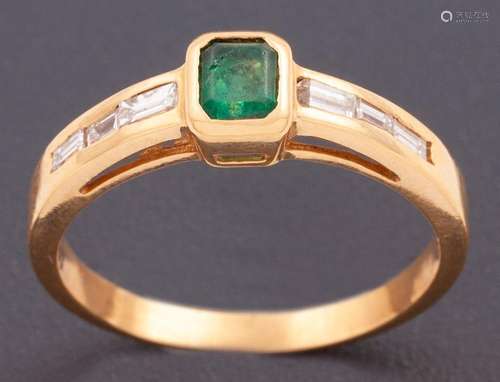 RING WITH CENTRAL EMERALD AND DIAMONDS IN 18 KT YELLOW GOLD ...