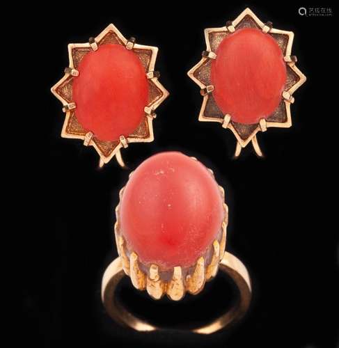 SET OF RING AND EARRINGS WITH CORAL IN 18 KT GOLD_.<br />
Se...