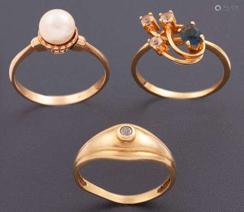 SET OF THREE 18 KT YELLOW GOLD RINGS_.<br />
Set of three ri...