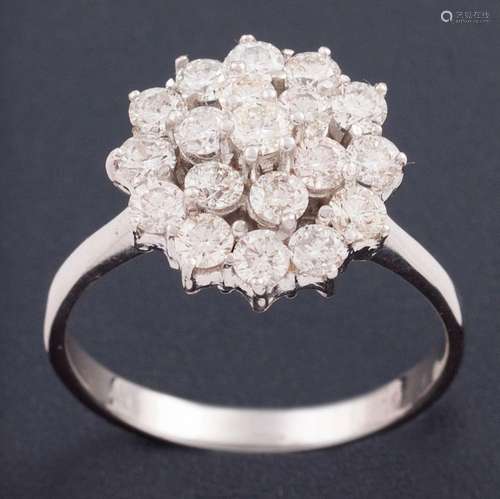 RING ROSETTE STYLE WITH DIAMONDS IN 18 KT GOLD_.<br />
Ring ...