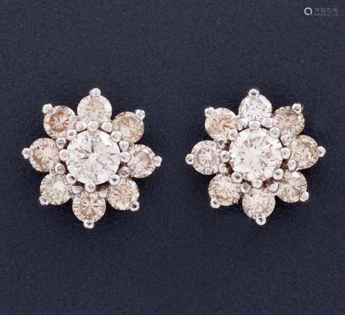 PAIR OF ROSETTE STYLE EARRINGS WITH DIAMONDS IN 18 KT GOLD_....