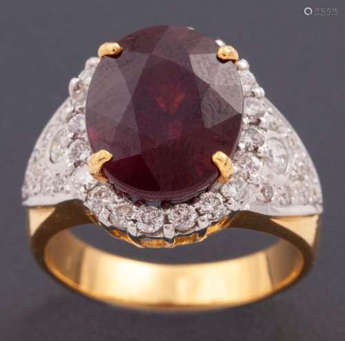 RING WITH CENTRAL RUBY ACCOMPANIED BY DIAMONDS IN 18KT BICOL...