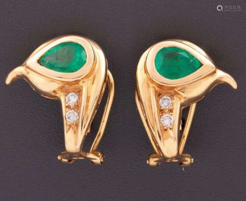 EARRINGS MADE IN 18 KT GOLD WITH EMERALDS AND DIAMONDS _<br ...