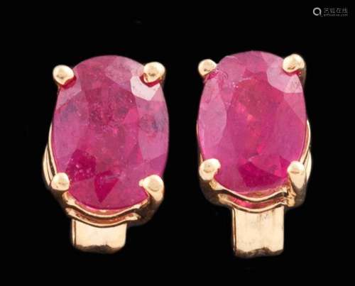 PAIR OF RUBY EARRINGS SET IN 18KT YELLOW GOLD.<br />
Made in...