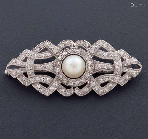 ANTIQUE STYLE BROOCH MADE IN 18 KT GOLD WITH DIAMONDS AND PE...