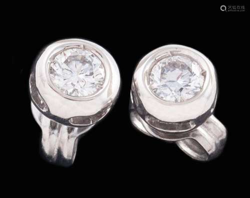 PAIR OF DIAMOND STUD EARRINGS 0.40 CT IN 18 KT GOLD CHATON.<...