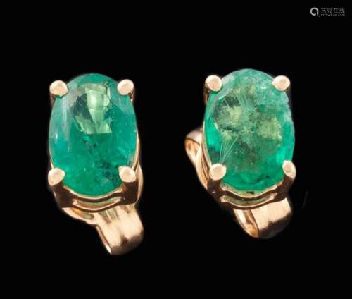 PAIR OF EMERALD EARRINGS SET IN 18KT YELLOW GOLD.<br />
Made...