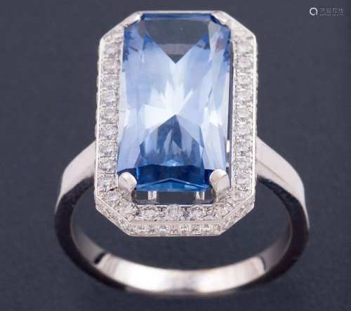 RING MADE OF 18 KT GOLD WITH SAPPHIRE _<br />
elegant ring m...